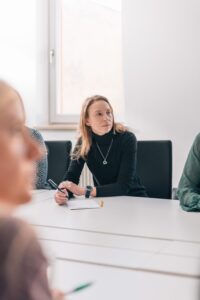 Mitarbeiterin in einem Teamgespräch