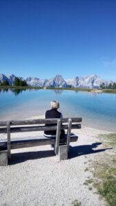 Bild an einem See und Bergen im Hintergrund