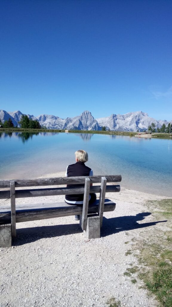 Bild an einem See und Bergen im Hintergrund