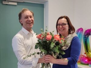 Günther Holzapfel und Daniela Ettl mit einem Strauß Rosen