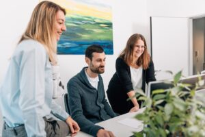 aipama Mitarbeiter arbeiten gemeinsam am Arbeitsplatz in Viechtach