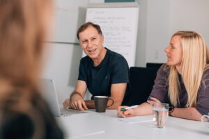 Günther Holzapfel, Geschäftsführer von aipama, im Gespräch am Meetingtisch