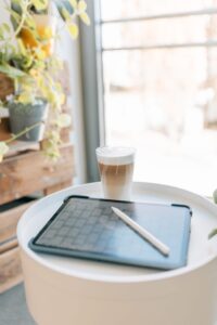 Karriere bei aipama. Kaffe und Tablet in aipama Büro in Viechtach