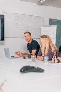 Günther Holzapfel in einer Teambesprechung von aipama
