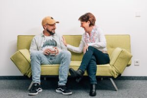 Mitarbeiter von aipama lachend im Gespräch