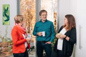 aipama Mitarbeiter im Gespräch im Büro in Viechtach