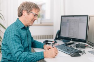 Mitarbeiter von aipama bei der Arbeit im Büro in Viechtach