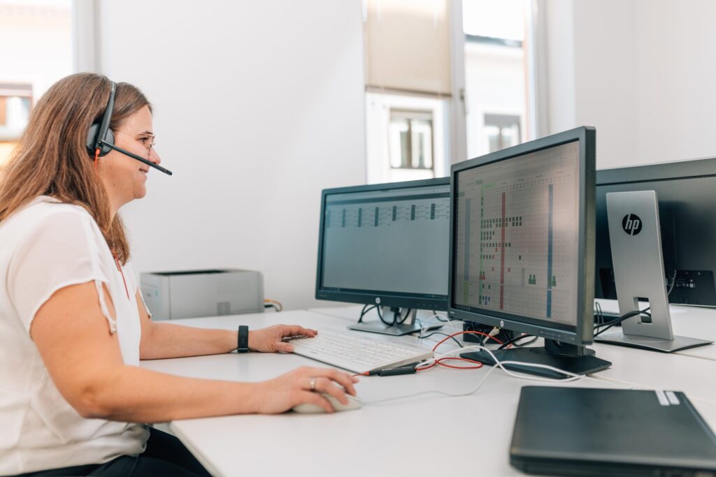 Mitarbeiterin im Kundengespräch bei aipama