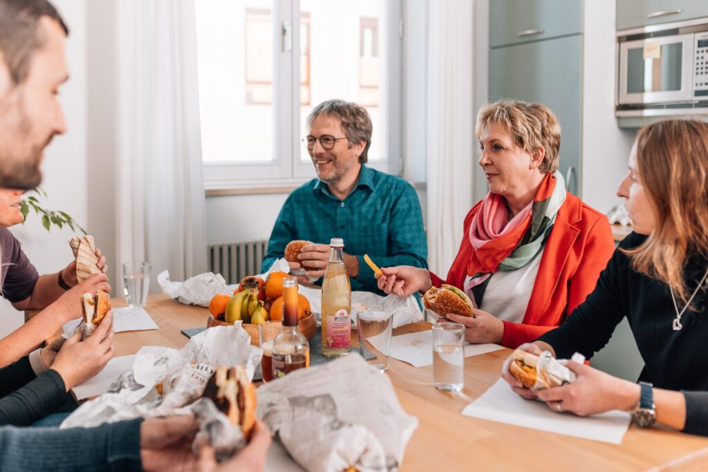 aipama Team beim gemeinsamen Essen im Büro in Viechtach