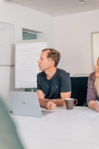 Günther Holzapfel, Geschäftsführer von aipama, im Gespräch am Meetingtisch