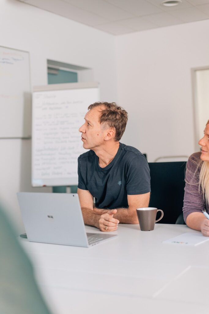 Günther Holzapfel, Geschäftsführer von aipama, im Gespräch am Meetingtisch