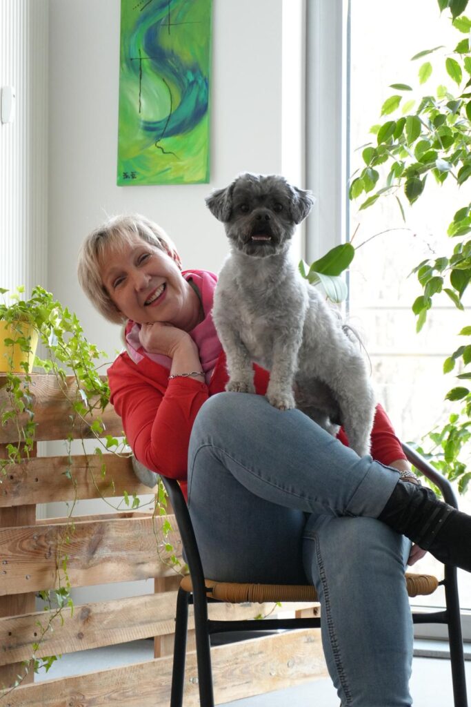 Anja Fischer und Bürohunf Korbi im aipama Büro in Viechtach