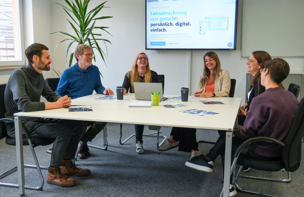 Team aipama im Besprechungsraum