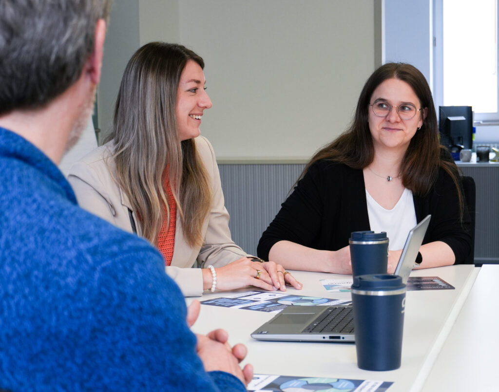 Mitarbeiter und Teamleitung von aipama in einer Besprechung