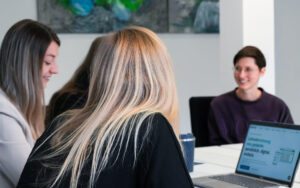 Mitarbeiter von aipama in einer Besprechung