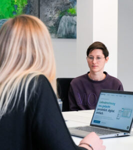 Teambild aipama Meeting mit Laptop. Lohnabrechnung Outsourcen