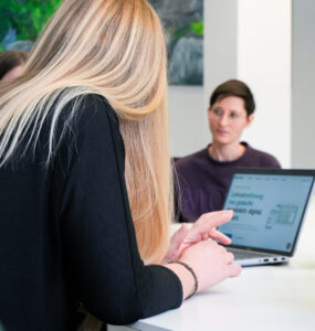 Mitarbeiter im Gespräch mit Laptop