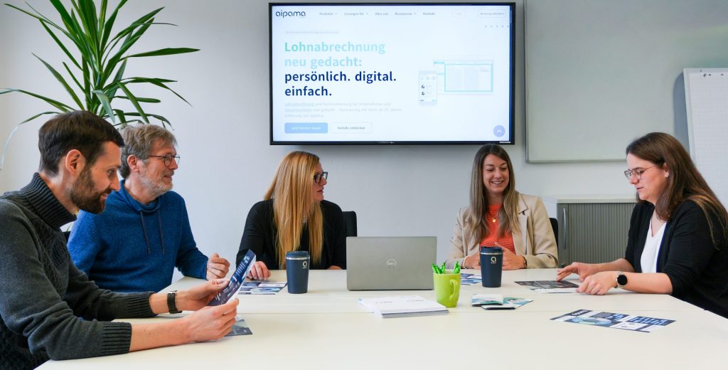 Team aipama im Besprechungsraum