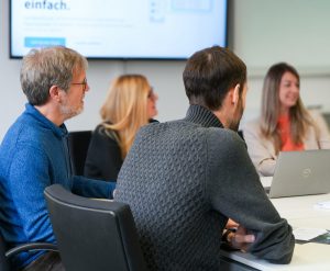 Team aipama in einer Besprechung